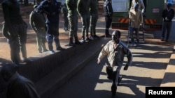 Le leader de l'opposition Jameson Timba se dirige au tribunal de première instance de Harare pour une demande de mise en liberté sous caution. Reuters / Philimon Bulawayo