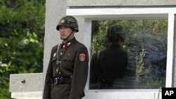 韓國軍在朝鮮邊境附近部署精準制導導彈﹐令邊境局勢緊張﹐這是一名朝鮮士兵在板門店休戰村站崗