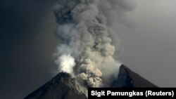 Gunung Merapi memuntahkan abu yang terlihat dari desa Kali Tengah di Sleman, dekat Yogyakarta 15 November 2010. Gunung Merapi, di pinggiran kota Yogyakarta di Jawa Tengah. (Foto: REUTERS/Sigit Pamungkas)