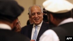 Utusan khusus AS, Zalmay Khalilzad (tengah) ketika bertemu perwakilan Taliban di Doha, Qatar 8 Juli 2019 lalu. 