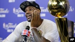 LeBron James no sale de su asombreo después de revalidar el campeonato de la NBA.