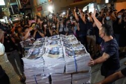 La última tirada del periódico Apple Daily llega a un estanquillo de Hong Kong el 24 de junio de 2021.