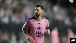 ARCHIVO - El delantero del Inter de Miami, Lionel Messi, reacciona después de marcar un gol durante la segunda mitad de un partido de fútbol de la MLS contra el New England Revolution, el sábado 19 de octubre de 2024, en Fort Lauderdale, Florida