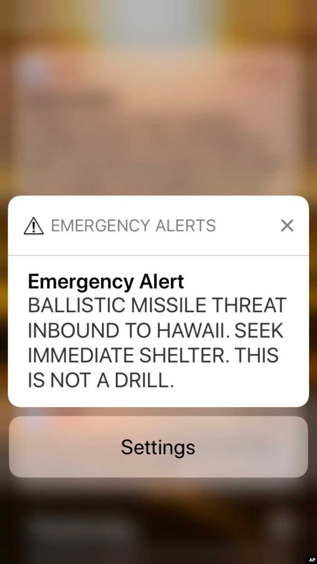 Në këtë ekran celulari shihet alarmi i rremë për një raketë balistike që vjen nga Agjencia e Menaxhimit të Emergjencave të Havajit më 13 janar 2018.