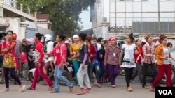 FILE: Garment workers leave their factory in the outskirts of Phnom Penh, Cambodia, May 25, 2017. (Khan Sokummono/VOA Khmer)
