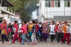 File photo - Cambodian garment workers walked past a factory in Phnom Penh, Cambodia, May 25, 2017. (Khan Sokummono/VOA)