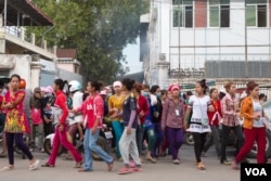 Garment workers leave their work at a factory in Phnom Penh, Cambodia, May 25, 2017. (Khan Sokummono/VOA)