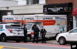 Polisi New York berjaga di Rumah Duka Andrew T. Cleckley di wilayah Brooklyn, New York, 29 April 2020. (Foto: dok). Meningkatnya kasus meninggal akibat COVID-19, membuat layanan rumah duka kewalahan dan harus menyediakan truk-truk berpendingin khusus untuk menyimpan jenazah di luar gedung.