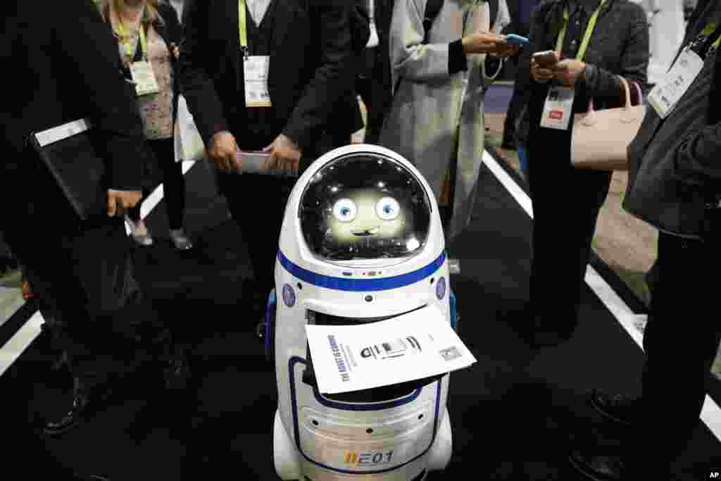 ربات کمک رسان به مسافران در فرودگاه ها در نمایشگاه کالاهای الکترونیکی در لاس وگاس.