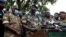 Le chef d'état-major adjoint de l'armée de l'air malienne, Ismaël Wagué, au premier rang à gauche, prend la parole lors d'une conférence de presse à Kati, Mali, le 19 août 2020.