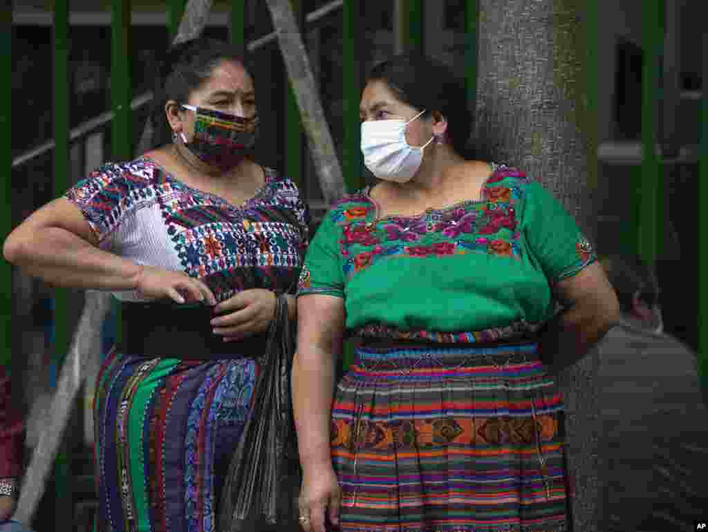 Guatemala: Mujeres indígenas conversan mientras usan tapa bocas para evitar la propagación del nuevo coronavirus. Guatemala es uno de los países centroamericanos con mayor población indígena. El país ha reportado cerca de 200 casos de contagiados con el virus.