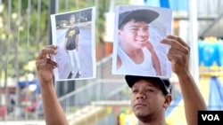 Familiares de jovenes detenidos en Venezuela en el contexto de la cuestionada votación presidencial muestran fotografías de sus seres queridos.