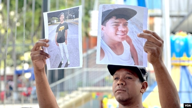 Familiares de jovenes detenidos en Venezuela en el contexto de la cuestionada votación presidencial muestran fotografías de sus seres queridos.