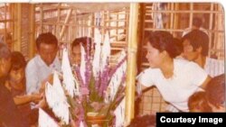 ພິທີບາສີສູ່ຂວັນໃຫ້ແກ່ປ້າໂພໄຊ ຢູ່ທີ່ສູນອົບພະຍົບຈັງຫວັດອຸບົນຂອງໄທ