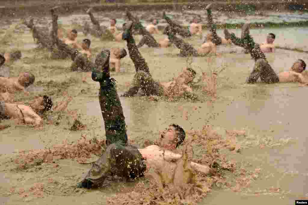 중국 광시성 장족자치구 구이린의 전투 공안요원들이 상의를 벗은 채 훈련에 참가하고 있다.