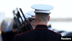 Los infantes de marina de los Estados Unidos se preparan para el "Rifle Salute" durante las ceremonias que marcan el 75 aniversario del ataque a Pearl Harbor en Kilo Pier en la Base Conjunta Pearl Harbor. Foto de archivo.