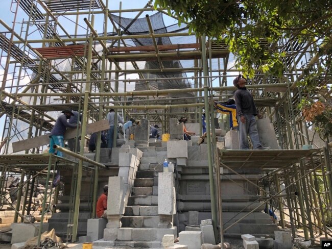 Pekerjaan renovasi kompleks Candi Prambanan di Yogyakarta, 29 Juli 2019. (Foto: AP)