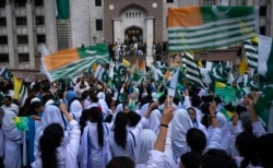 People wave Kashmiri flags to express solidarity with Indian Kashmiris during a rally at the Prime Minister office in Islamabad, Pakistan, Aug. 30, 2019.