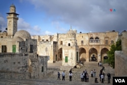 Varios judíos oran en uno de los accesos a la Explanada de las Mezquitas, en Jerusalén.