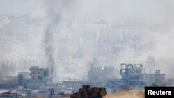 ဆီးရီးယားႏိုင္ငံ၊ Kobani ၿမိဳ႕ စစ္ဒဏ္ခံေနရတဲ့ျမင္ကြင္းနဲ႔ နယ္စပ္ၿမိဳ႕ Mursitpinar ၿမိဳ႕မွာ တူရကီစစ္သံုးယာဥ္ ေနရာအသင့္ယူထားစဥ္။ (ေအာက္တိုဘာ ၂၉၊ ၂၀၁၄)