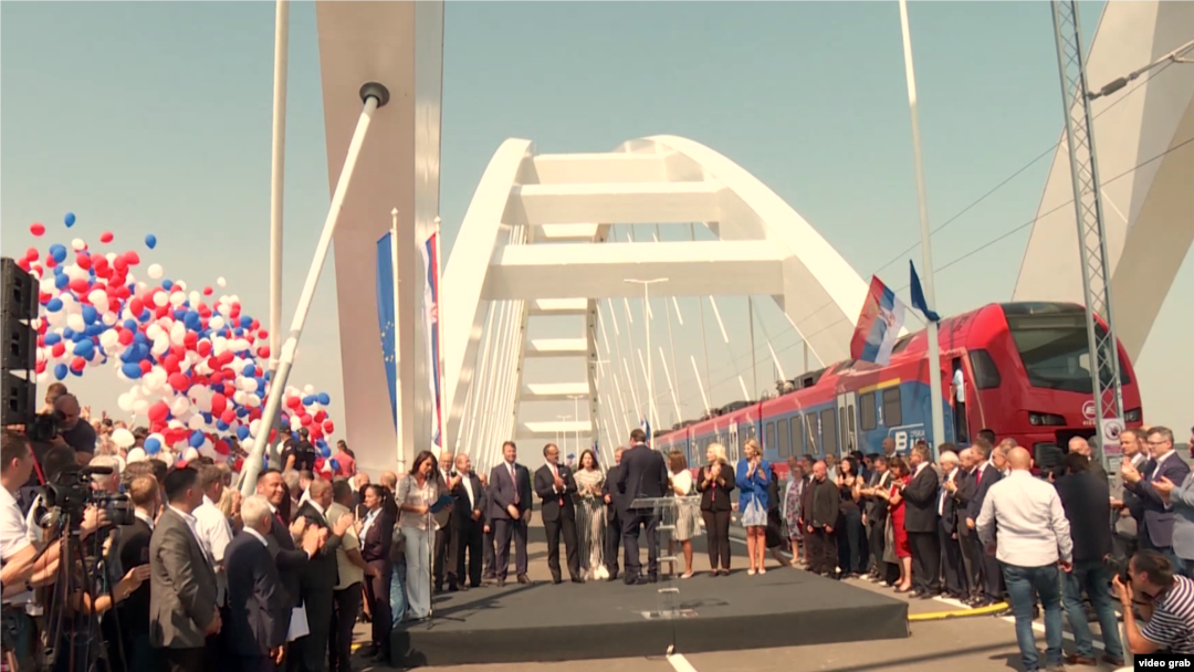 Otvaranje obnovljenog Žeželjevog mosta u Novom Sadu. Svečanosti su prisustvovali između ostalih predsednik Srbije Aleksandar Vučić i evropski komesar Johanes Han.