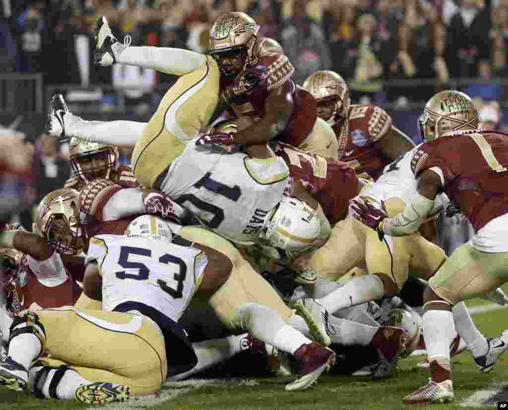 Georgia Tech running back Synjyn Days (10) dives over the goal line for a touchdown against Florida State during the first half of the Atlantic Coast Conference championship NCAA college football game in Charlotte, North Carolina, Dec. 6, 2014.