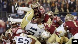 Georgia Tech running back Synjyn Days (10) dives over the goal line for a touchdown against Florida State during the first half of the Atlantic Coast Conference championship NCAA college football game in Charlotte, N.C., Saturday, Dec. 6, 2014. (AP Photo/