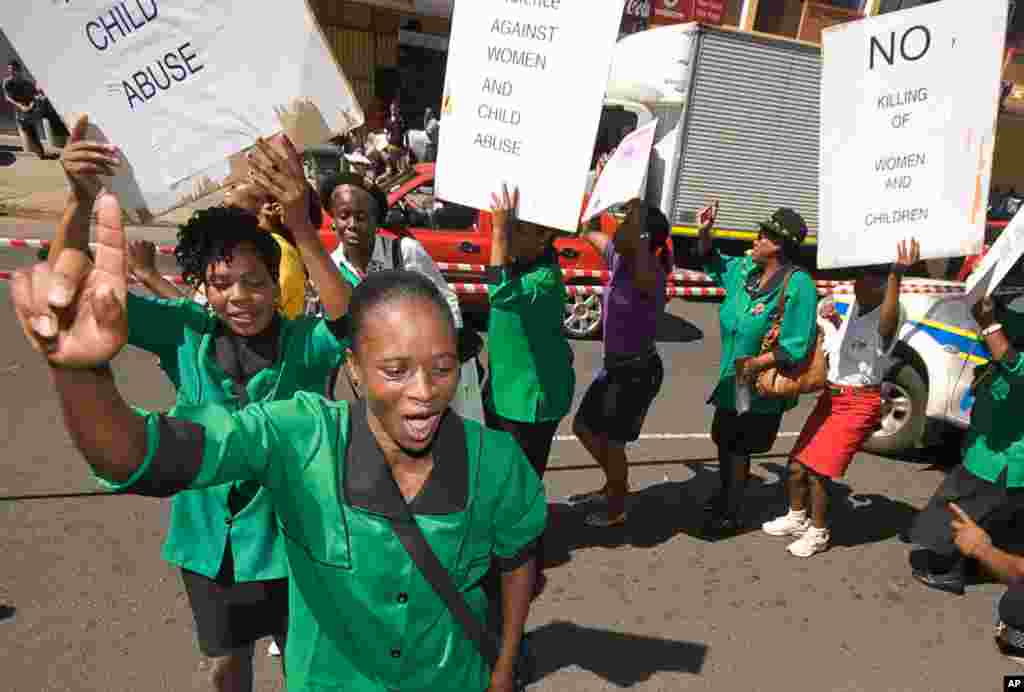 A women&#39;s group protests outside the court where Pistorius was attending his bail hearing&nbsp;in Pretoria, February 19, 2013.