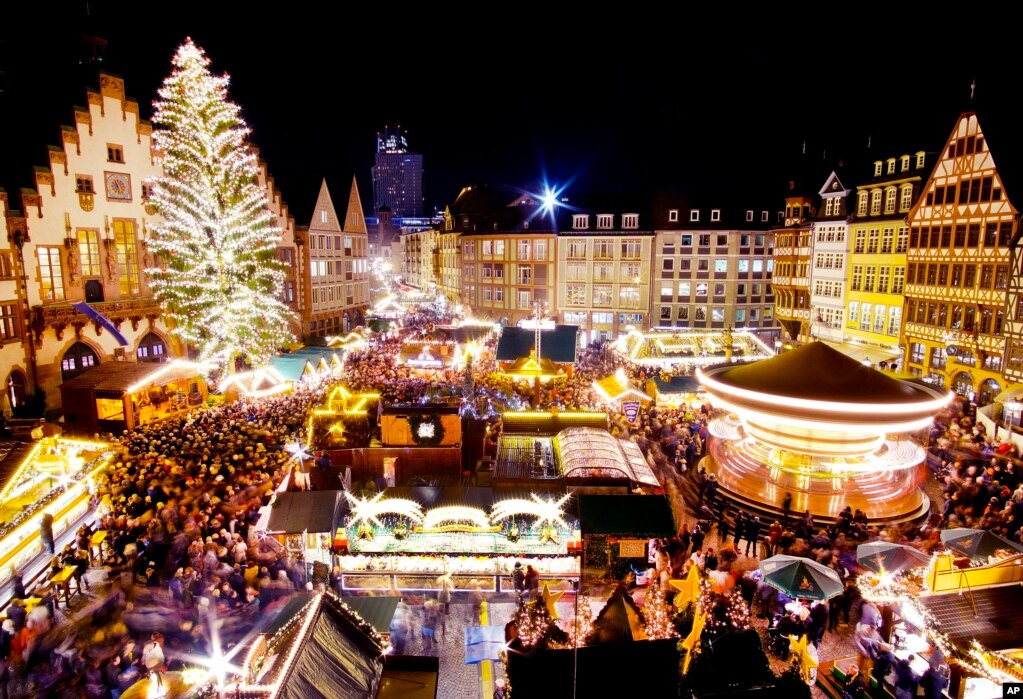 독일 푸랑크푸르트에서 열린 전통 크리스마스 시장이 화려한 불빛들로 반짝이고 있다.&nbsp;