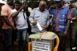 Nana Akufo-Addo, presidential candidate of the opposition New Patriotic Party, cast his vote during the Presidential and parliamentary elections at the Rock of Ages pooling centre in Kibi, eastern Ghana, Dec. 7, 2016.