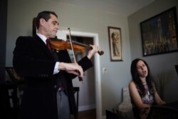 Musisi David Shenton dan istrinya, Erin Shields dalam konser virtual di Queens, New York, 30 Maret 2021. (Foto: dok).