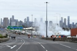 Pekerja konstruksi dan aktivis sayap kanan memprotes pembatasan COVID-19 di West Gate Freeway di Melbourne, Australia, 21 September 2021. (Foto: AAP Image/James Ross via REUTERS)