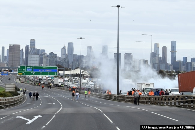 Pekerja konstruksi dan aktivis sayap kanan memprotes pembatasan COVID-19 di West Gate Freeway di Melbourne, Australia, 21 September 2021. (Foto: AAP Image/James Ross via REUTERS)