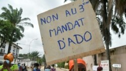 Un manifestant avec une pancarte qui dit "Non au 3e mandat d'ADO" | Photo AFP