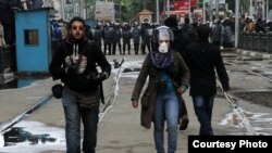 Amira Mortada and a colleague in the field after clashes broke out across Egypt in response to the ouster of President Mohamed Morsi on July 3, Alexandria, Egypt, August 2013. (Courtesy of AMIRA MORTADA)