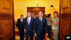 이라크를 방문한 애슈턴 카터 미 국방장관(왼쪽)이 11일 바그다드에서 칼레드 알 오베이디 이라크 국방장관과 회담했다.