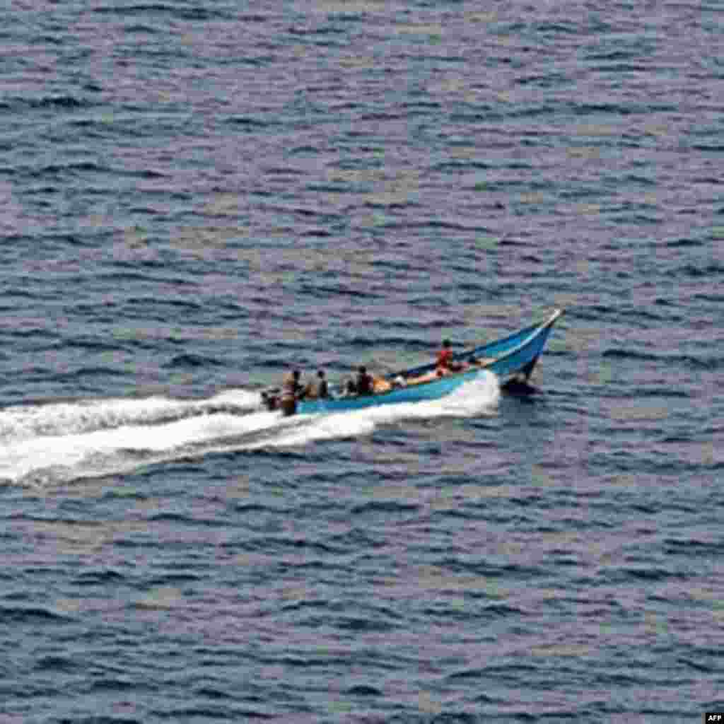 Kapal bajak laut di Teluk Aden, lepas pantai Somalia, 2009.