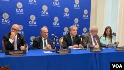 Expreso político, Iván Simonovis, (D), el representante especial de EE.UU., Elliott Abrams, el secretario general de la OEA, Luis Almagro; el embajador de Guaidó en la OEA, Gustavo Tarre, y la directora de CASLA Institute, Tamara Suju, presentan informe de crímenes en Venezuela.