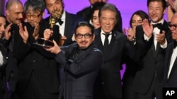 Hiroyuki Sanada, centro, y el equipo de “Shogun” aceptan el premio a la serie dramática destacada en la 76ª edición de los premios Emmy el domingo 15 de septiembre de 2024 en el Peacock Theatre de Los Ángeles, California.