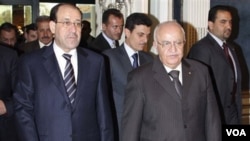 PM Irak Nouri al-Maliki (kiri) disambut oleh PM Suriah Naji al-Otari dalam kunjungannya ke Damaskus, Suriah hari ini.