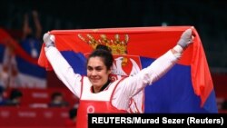 Milica Mandić slavi zlatnu medalju (REUTERS/Murad Sezer)