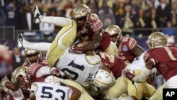 Georgia Tech running back Synjyn Days (10) dives over the goal line for a touchdown against Florida State during the first half of the Atlantic Coast Conference championship NCAA college football game in Charlotte, N.C., Saturday, Dec. 6, 2014. (AP Photo/