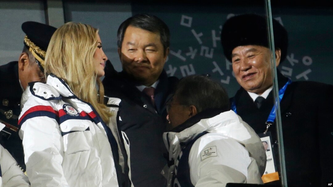 Cô Ivanka Trump và ông Kim Yong Chol (phải) tại lễ bế mạc Thế vận hội Mùa đông hôm 25/2.