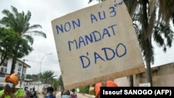 Des partisans de l'opposition tentent de protester contre un troisième mandat du président ivoirien Alassane Ouattara, dans le quartier de Cococdy à Abidjan le 21 août 2020. (Photo by Issouf SANOGO / AFP)