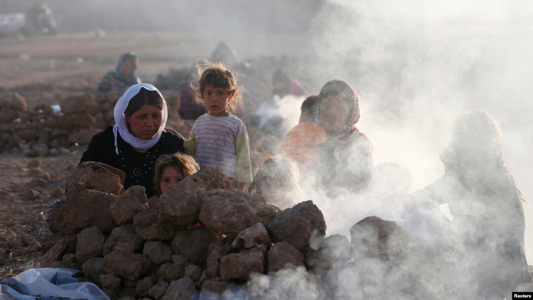 Displaced people from the minority Yazidi sect, who fled violence in the Iraqi town of Sinjar, are seen as they prepare tea for breakfast at Bajed Kadal refugee camp, southwest of Dohuk province, August 23, 2014. REUTERS/Youssef Boudlal (IRAQ - Tags: POLI
