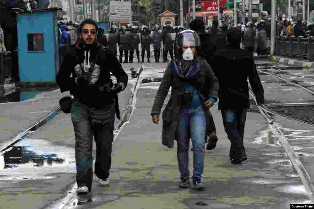 Amira Mortada and a colleague in the field after clashes broke out across Egypt in response to Morsi&#39;s ouster, August 2013. (Courtesy of Amira Mortada)