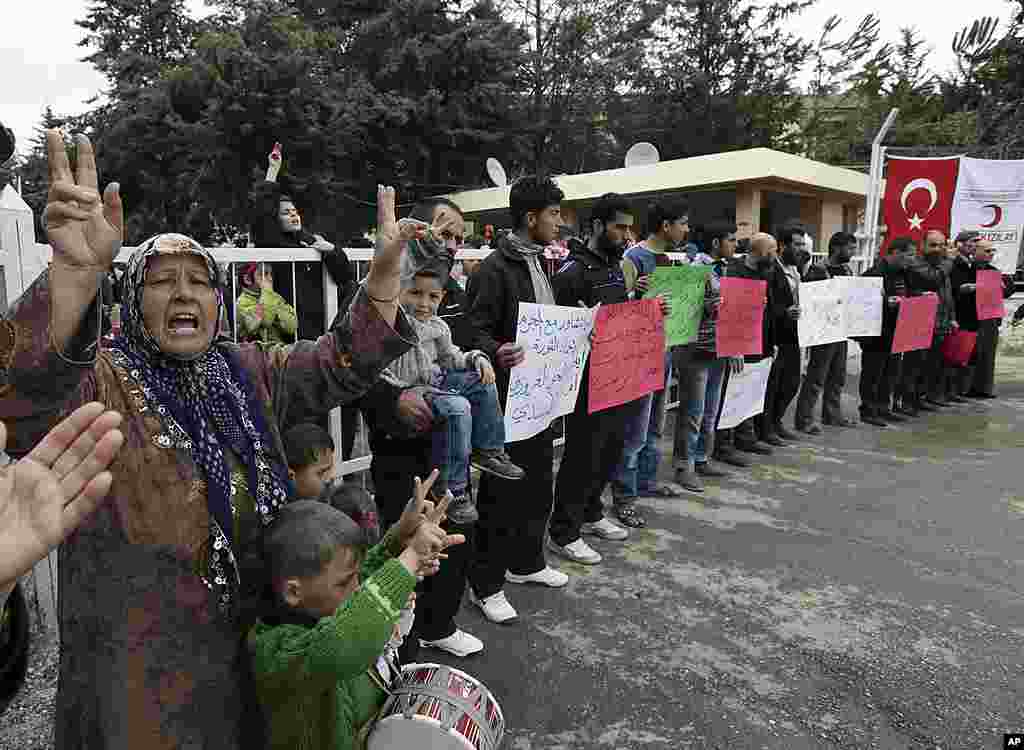 Syrian refugees stage a protest  against the Syrian regime in Yayladagi, Turkey, March 12, 2012. (AP)