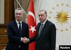 Presiden Turki Tayyip Erdogan bertemu dengan Sekretaris Jenderal NATO Jens Stoltenberg di Ankara, Turki, 16 Februari 2023. (Foto: via Reuters)