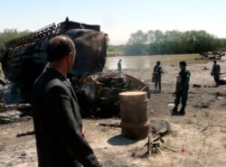 Polisi Afghanistan memeriksa lokasi serangan udara di Kunduz 4 September 2009. (Foto: Reuters)