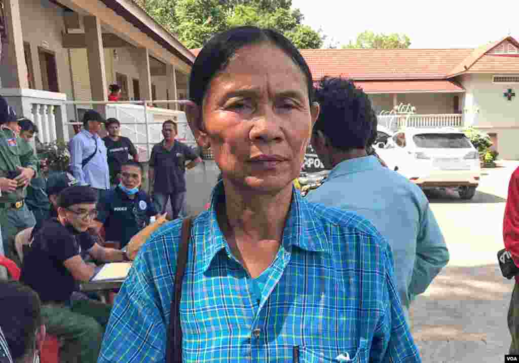 អ្នកស្រី ង៉ា មុំ អាយុ៥៨ឆ្នាំ មកពីខេត្តបាត់ដំបង បានបាត់បង់កូនរបស់អ្នកស្រី ឈ្មោះ ហួង ចាន់ថា អាយុ៣៨ឆ្នាំ និងកូនប្រសារ ដែលបានស្លាប់នៅក្នុងហេតុការណ៍បាក់រលំអគារនេះ, នៅខេត្តព្រះសីហនុ, នៅថ្ងៃទី២៣ ខែមិថុនា ឆ្នាំ២០១៩។ (ស៊ុន ណារិន/ VOA Khmer)